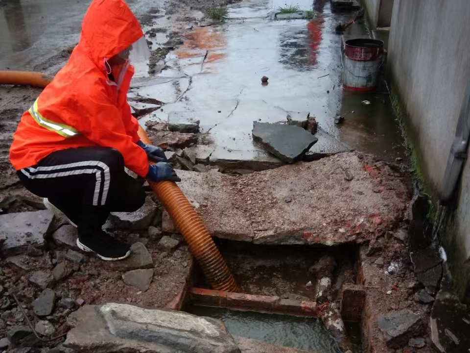 金塔专业清理污水池 炜誉市政以规范流程守护城市 “肠道”